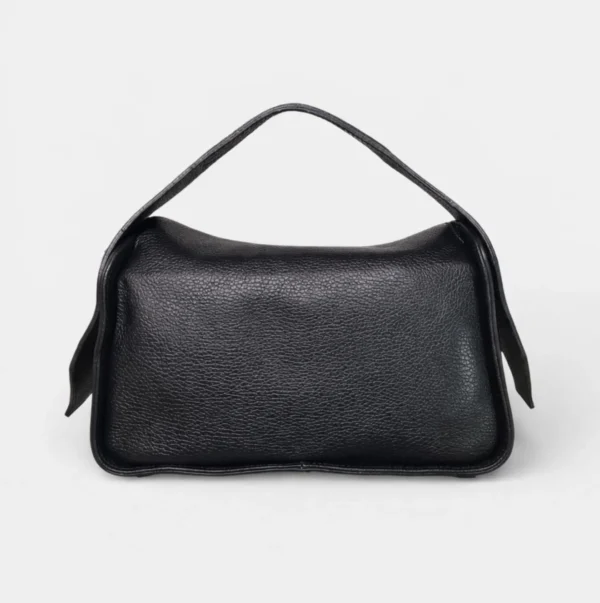 Bolso de mano estructurado de piel color negro con asa integrada y silueta curva moderna.