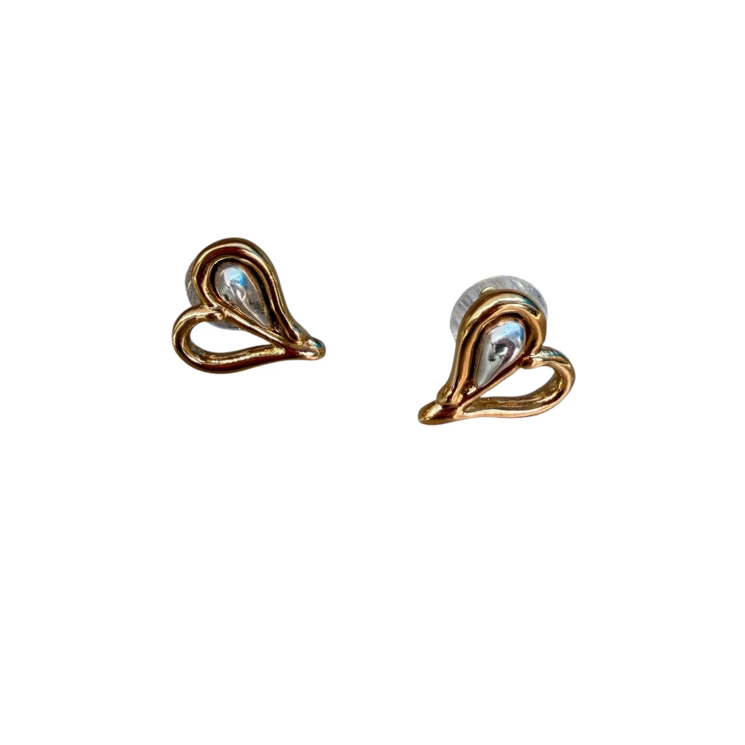 Pendientes de presión Colección Pasión con diseño de corazón estilizado en dorado.
