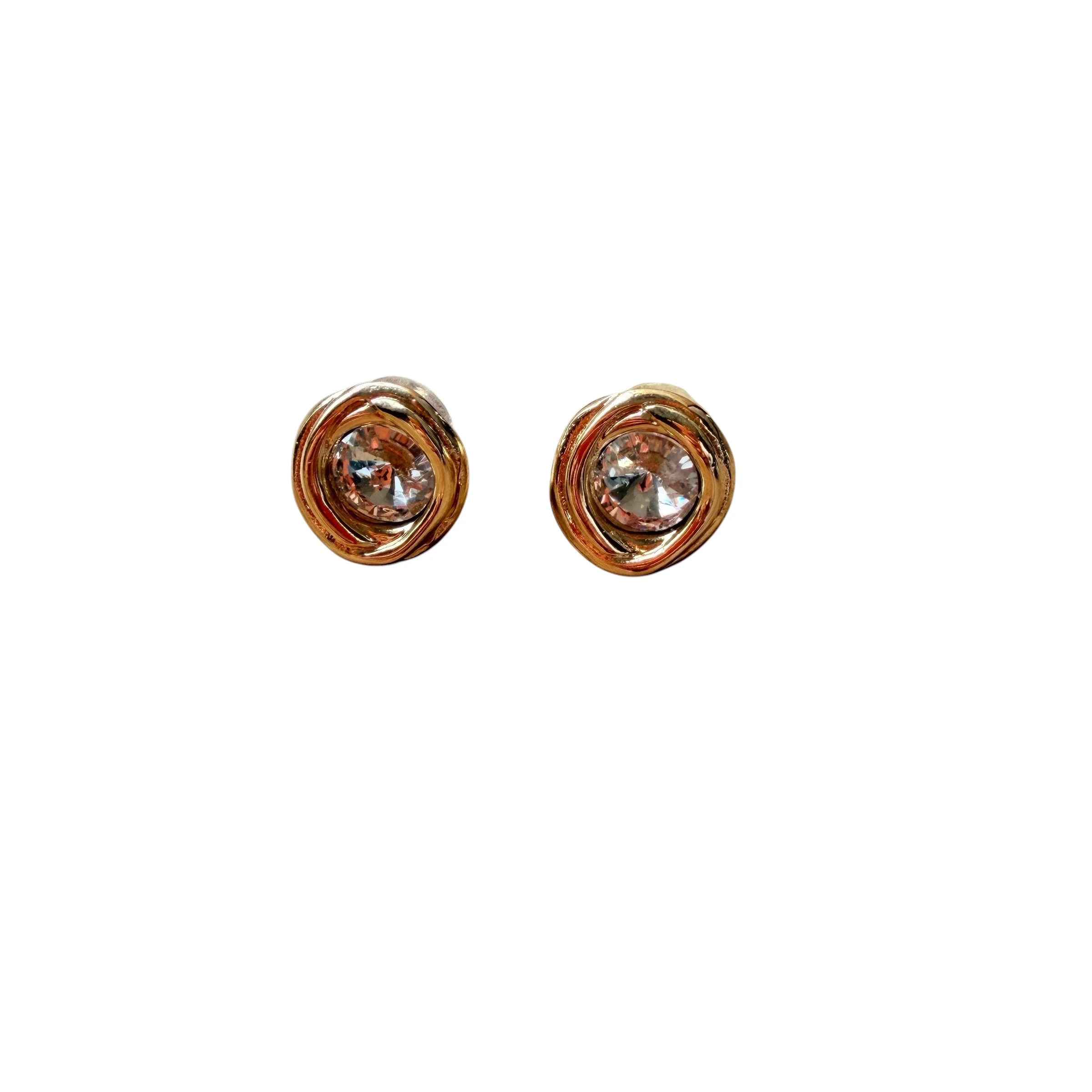 Pendientes de presión redondos en zamak dorados con diseño de círculos concéntricos y acabado brillante.