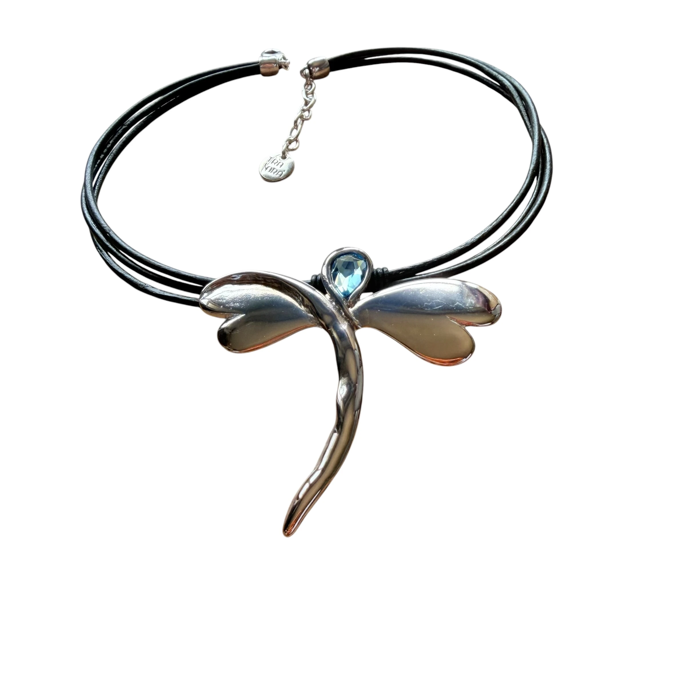 Gargantilla con colgante de libélula plateada con diseño artístico, cordón negro de múltiples hilos y detalle de piedra azul en la cabeza.