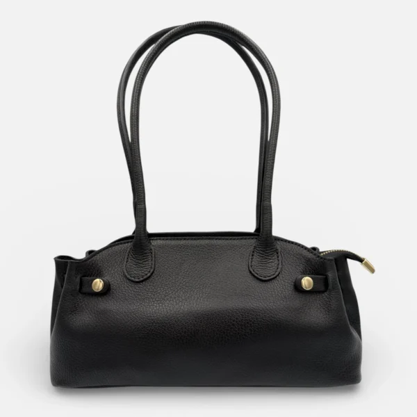 Bolso de hombro alargado en piel negra con textura granulada, asas largas y detalles de herrajes dorados en los laterales, cierre con cremallera y forro interior en tela.