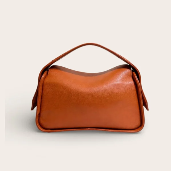 Bolso de mano estructurado en piel tono camel con asa integrada y silueta curva moderna.