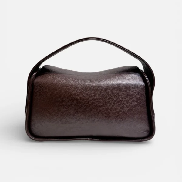 Bolso de mano estructurado de piel tono marrón chocolate con asa integrada y silueta curva moderna.