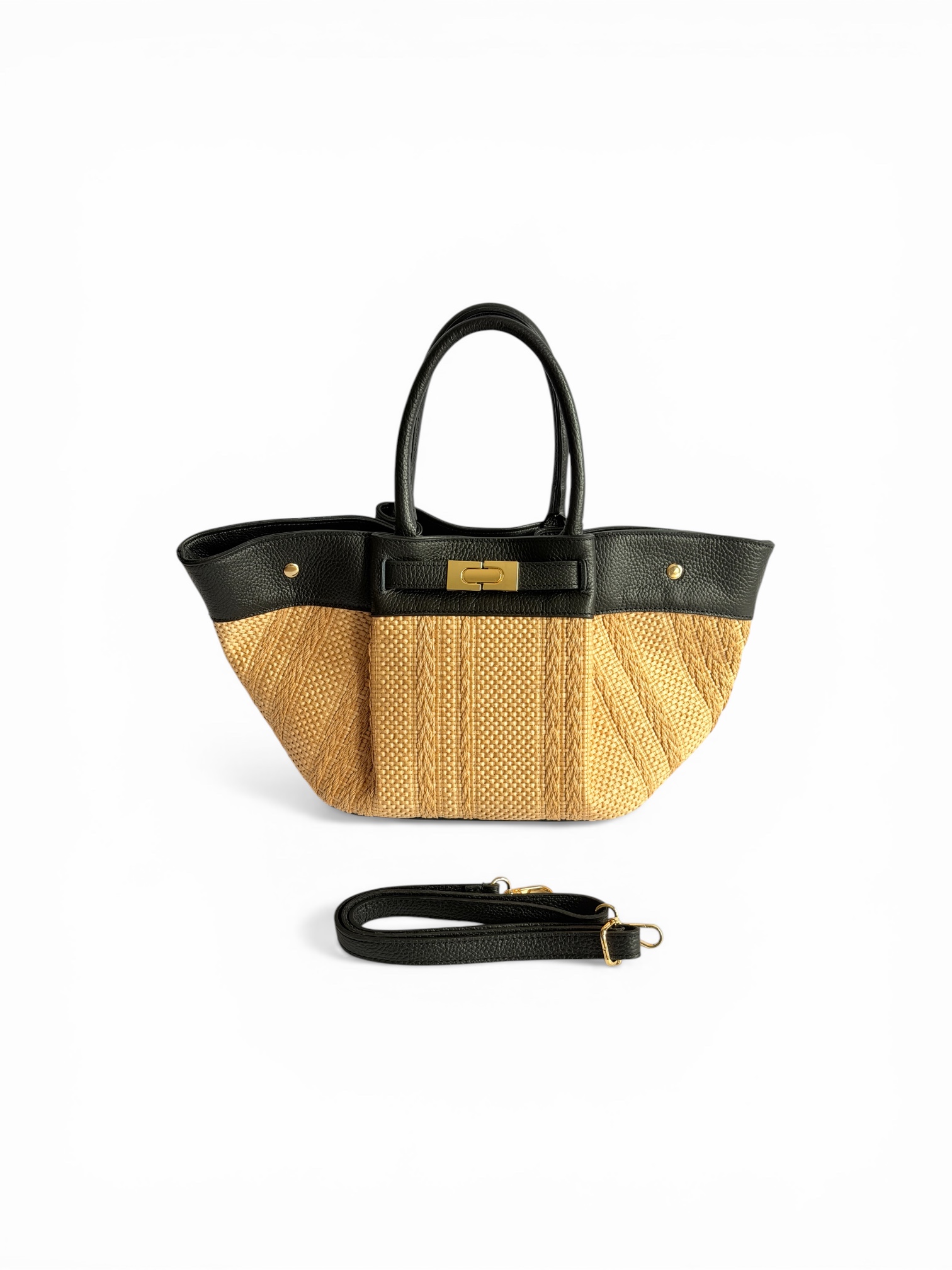 Bolso estilo tote confeccionado en rafia natural tejida con una franja superior de piel negra. Presenta una estructura blanda con lateralesn expandidos,asas cortas de mano y una correa bandolera desmontable a juego. En el centro destaca un cierre de broche metálico sobre una tira de piel.
